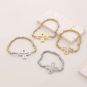 Bracelets rétro à perles avec pendentif croix et zircons cubiques en divers tons métalliques