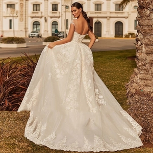 Robe de mariée élégante en dentelle blanche avec longue traîne et dos à lacets