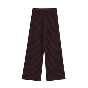Dettaglio dei pantaloni a gamba larga in maglia a coste marrone scuro con trama verticale