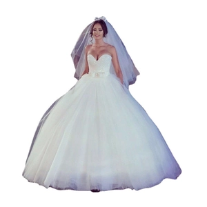 Robe de mariée bustier à paillettes blanche avec jupe bouffante et voile en tulle