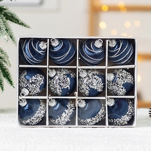 Détails de 12 boules de Noël bleu marine avec paillettes argentées dans une boîte blanche