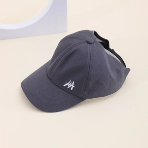 Détail de la visière pare-soleil gris foncé avec logo HA brodé blanc et finitions soignées