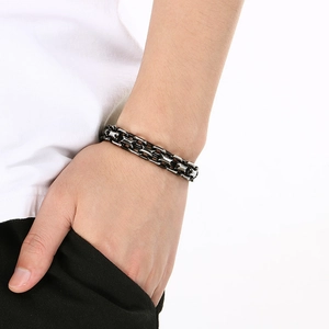 Gros plan d'un bracelet à double chaîne hip-hop noir fusil pour homme sur le poignet