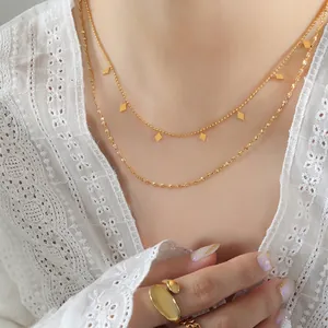 Collana a doppio strato in acciaio al titanio dorato con pendenti a rombo e anello