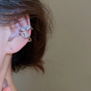 Vue détaillée d'une manchette d'oreille en zircon marquise sur cartilage sans perçage