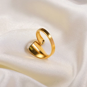 Minimalistischer, 18K vergoldeter Edelstahl-Ring in unregelmäßiger Form auf weißer Seide