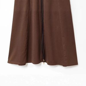 Vestido midi marrón con costura central y cordón con puntas metálicas doradas