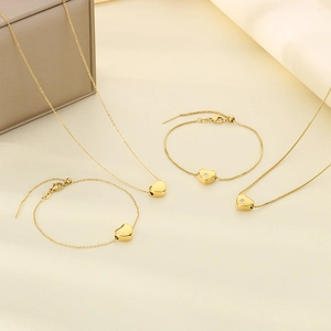 Détail de colliers et bracelets cœur plaqués or 18k avec cristaux incrustés