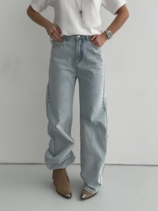 Jean vintage bleu clair taille haute pour femme avec coupe large et détails usés