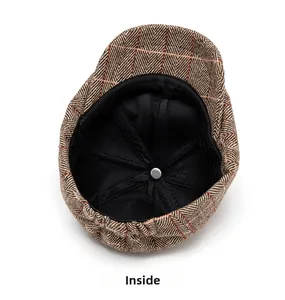 Détail intérieur de la casquette gavroche montrant le tissu à chevrons et la doublure