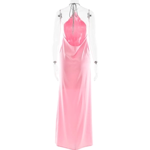 Détail de robe dos nu en satin avec chaîne dorée et coupe fendue élégante en rose