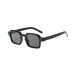 Retro-Quadrat-Sonnenbrille mit glänzend schwarzem Rahmen und dunkelgrauen Gläsern
