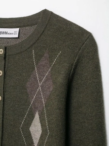 Dettaglio del cardigan in maglia a rombi verdi con scollo rotondo e bottoni beige