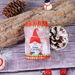Détail du ruban de Noël avec motifs gnomes et texte Merry Christmas sur fond de bois gris
