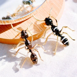 Striped enamel ant brooches in gold-tone metal with vintage insect design for accessories