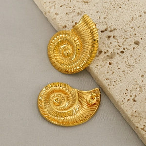 Vintage nautilus shell earrings in 18K gold plated steel with spiral radial textures