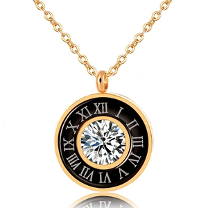 Collier luxe en titane doré avec chiffres romains et grand cristal central scintillant