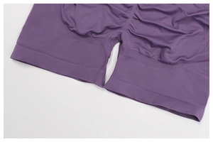 Détail macro du short de yoga violet sans couture avec fronces fessier et maille stretch