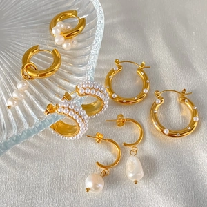 Vista dettagliata di vari orecchini con perle barocche placcati in oro 18K di lusso