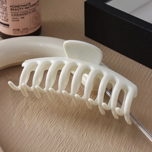 Pince à cheveux blanc crème élégante de grande taille pour coiffure sur bois