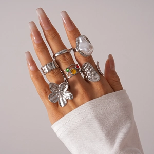 Ensemble de six bagues en argent avec motifs floraux et textures sur les doigts
