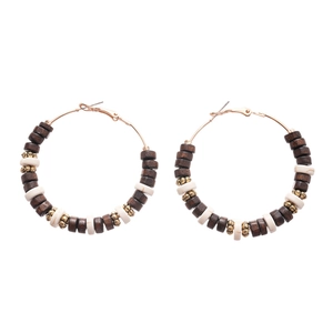 Boucles d'oreilles créoles bohèmes avec perles de bois et accents dorés élégants