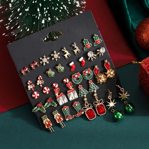 15 paires de boucles d'oreilles de Noël avec flocon renne et sapin sur fond de fête