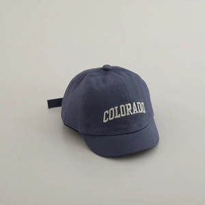 Detail der Colorado-Stickerei auf der marineblauen Baby-Baseballkappe aus Baumwolle