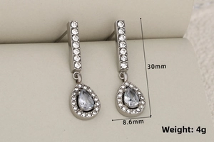 Dettaglio macro di orecchini a goccia in argento con zirconi e misura di 30mm