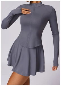 Détail d'un ensemble anti-UV gris foncé avec veste à fermeture éclair, passe-pouces et jupe