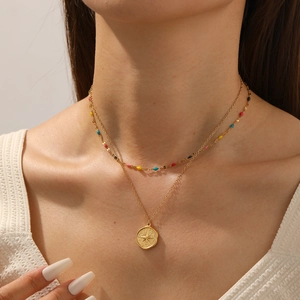 Zweilagige Goldkette aus Edelstahl mit bunten Perlen und Sternkompass-Anhänger