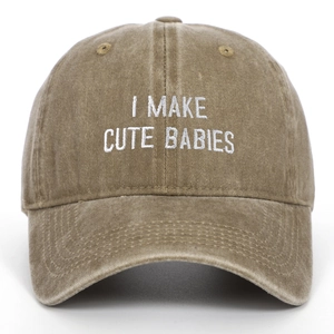 Gros plan sur la casquette en coton lavé vintage avec broderie I MAKE CUTE BABIES