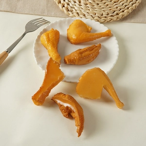 Modello di cibo realistico in PVC con cosce di pollo artificiali su un piatto di ceramica