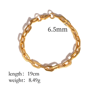 Dettaglio di un bracciale a catena a graffetta placcato oro 18k largo 6,5 mm con misure