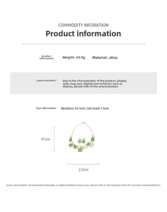 Vue détaillée du collier et des boucles d'oreilles en résine verte avec alliage