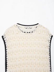Vue détaillée du gilet en crochet avec bordure noire contrastée et texture en maille filet