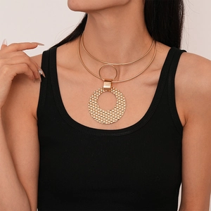 Detail van een gouden choker ketting met dubbele laag en grote ronde geometrische hanger