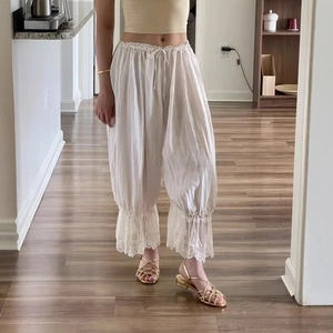 Damen-Pluderhose aus Baumwolle und Leinen in Weiß mit Spitzenbesatz und Kordelzug