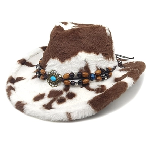 Détail de chapeau de cowboy à motif vache avec perles en bois et médaillon turquoise