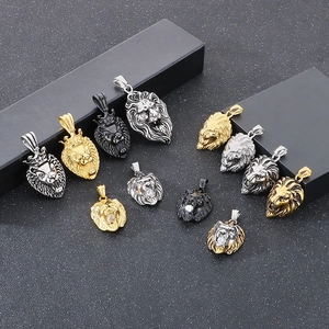 Détails des pendentifs tête de lion avec couronnes en finitions or, argent et noir mat