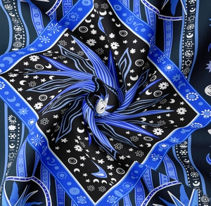 Detail eines Wandteppichs mit Mond- und Sternenmuster und weicher Stofftextur