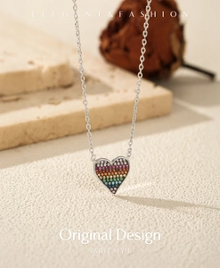 Dettaglio della collana a cuore in argento S925 con cristalli di zircone colorati