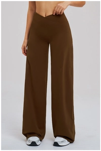Détail de la taille haute croisée sur un pantalon de yoga marron à jambes larges
