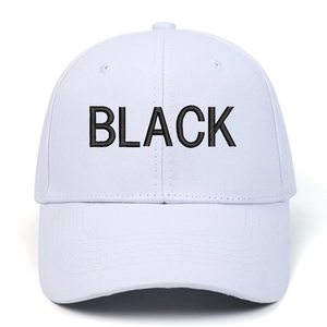 Weiße Baseballkappe aus Baumwolle mit schwarzer BLACK-Stickerei auf weißem Grund