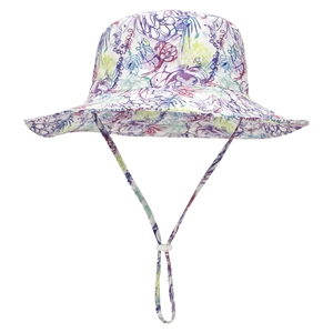 Dettaglio cappello da sole floreale con cinturino regolabile e tesa larga traspirante