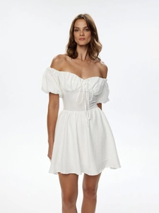 Detail von weißem Off-Shoulder Minikleid mit Puffärmeln und Kordelzug an der Vorderseite