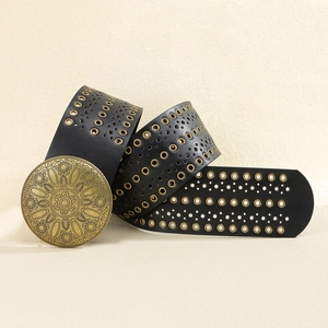 Detail eines breiten schwarzen PU-Gürtels mit Vintage-Messingschnalle und Metallösen