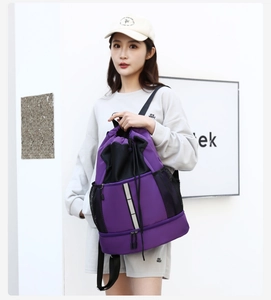 Dettaglio zaino sportivo viola con coulisse, striscia riflettente e scomparto scarpe