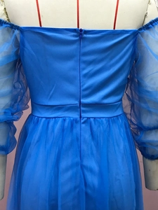 Detail eines schulterfreien royalblauen Abendkleids mit Mesh-Puffärmeln und Reißverschluss