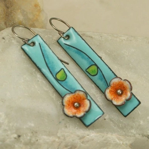 Orecchini geometrici in smalto azzurro con motivi floreali arancioni fatti a mano